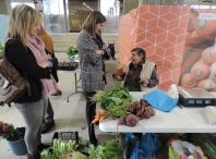 Lara Méndez e Ana Prieto visitan aos comerciantes dos produtos autóctonos no seu traslado ao soto da Praza de Abastos
