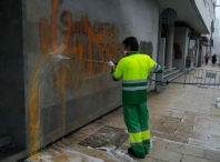 Daniel Piñeiro supervisa a limpeza das pintadas da fachada da Casa Sindical