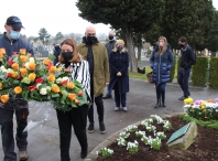 A Corporación Municipal realiza unha ofrenda floral no Cemiterio de San Froilán polo 19 de marzo