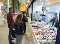 Rubén Arroxo e Cristina López visitan Da Lonxa ao Prato, que vén de comezar a súa actividade no Mercado Municipal
