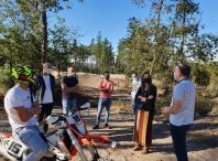 Lara Méndez supervisa las obras de creación de la nueva pista de motocross de Teixeiro, que será referente en el noroeste peninsular