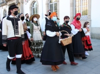Nieves Neira realiza a tradicional Ofrenda a Rosalía de Castro do Domingo das Mozas