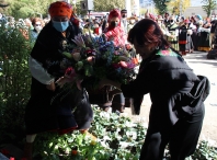 Nieves Neira realiza a tradicional Ofrenda a Rosalía de Castro do Domingo das Mozas