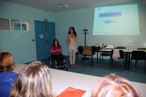 A Concelleira de Benestar Social, Igualdade e Inclusión, Ana González Abelleira, visitou esta mañá ás mulleres participantes no obradoiro Liderar para medrar