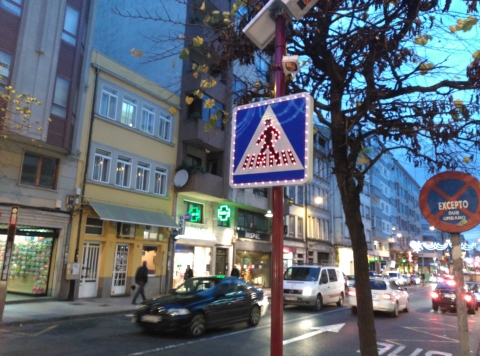 El Ayuntamiento instala señales con luces led en tres pasos de cebra de la ciudad para mejorar la seguridad vial y de los peatones
