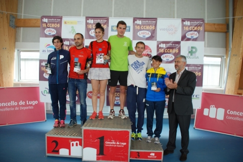 Miguel Fernández entrega os trofeos aos gañadores do Corre con Nós nas categorías de adultos