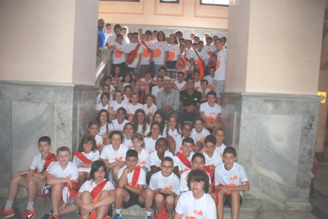 Un cento de nenos e nenas participantes no Campus de baloncesto Álex LLorca visitan a Casa do Concello