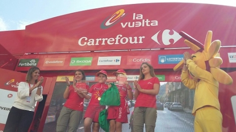 Lara Méndez entrega os premios aos gañadores da Volta Júnior, na que participaron máis dun cento de nenos e nenas