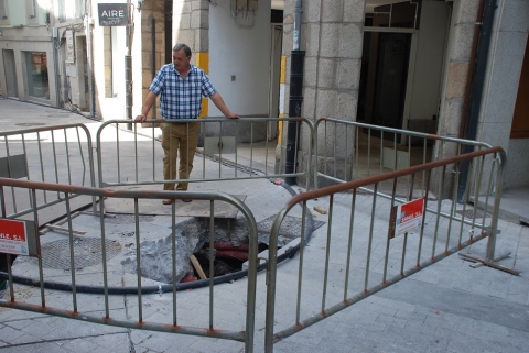 Manuel Núñez visita as obras de reparación da rede de saneamento na Rúa Armanyá