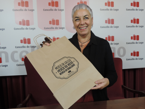 El Ayuntamiento reparte 3.000 bolsas para las compras del Mercado Municipal y de la Plaza de Abastos