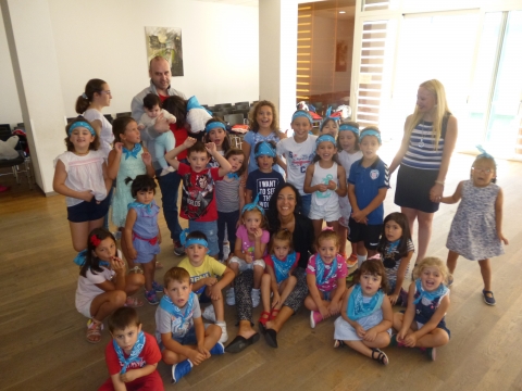 La Concejal de Bienestar Social visita a los niños y niñas que participan en las Aulas Abiertas del Maruja Mallo