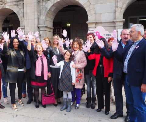 Mans rosas na Praza Maior para apoiar a enfermas de cancro de mama