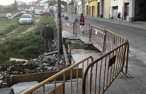 O Concello repara un treito da beirarrúa de Lamas de Prado e instalará unha varanda, mellorando a seguridade da veciñanza da contorna