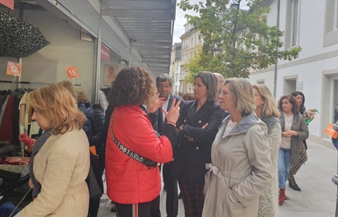 A alcaldesa de Lugo na ‘X Feira Outlet’, ubicada na praza Anxo Fernández Gómez ofrecerá descontos de ata o 50%