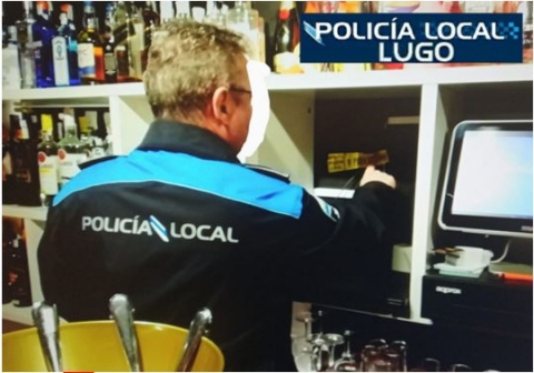 A Policía Local precinta os equipos de música en varios locais nocturnos da cidade