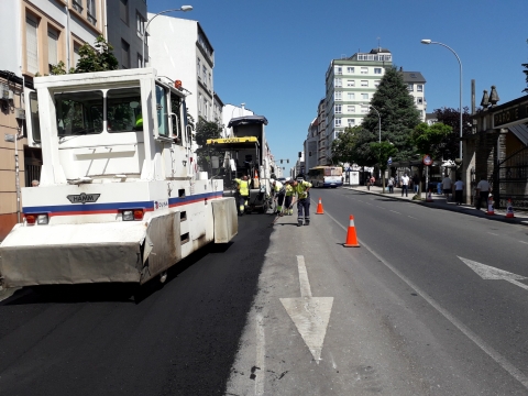 A área de Mobilidade renova o asfalto do tramo da avenida da Coruña fronte ao parque de Frigsa