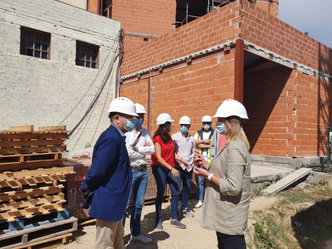 Lara Méndez supervisa o avance das obras do centro social interxeracional da Piringalla, que finalizará en abril do 2021 