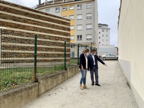 Lara Méndez visita as obras na parcela municipal, que comunica a rúa Vázquez Queipo e a rúa das Fontes por importe de 6.000 €