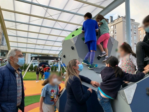 Lara Méndez convida á veciñanza a disfrutar do renovado parque infantil de Augas Férreas, que se ampliou e onde se cubriu a zona de xogos