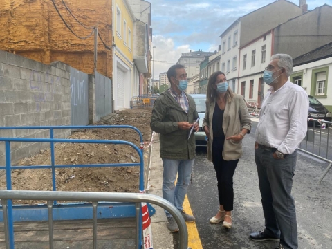 Lara Méndez se reúne con los vecinos en su visita a las obras de fibrocemento en Marqués de Ombreiro, que renovará 35 acometidas