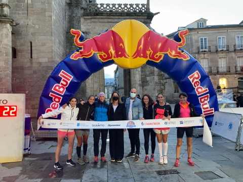 Lara Méndez recibe na Praza de Santa María aos participantes da proba deportiva Red Bull Buen Camino