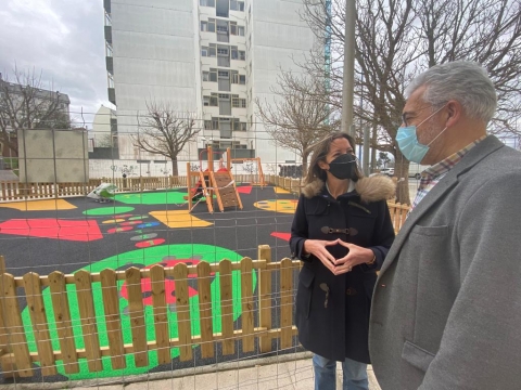 O parque infantil da Avenida das Américas loce renovado cun novo pavimento trala reforma integral executada polo Goberno de Lara Méndez