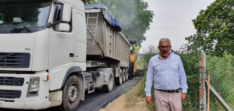 A área de Medio Rural renova o firme da estrada de Conturiz a Cardoso para incrementar a seguridade viaria na zona