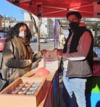 Los lucenses que consuman en los establecimientos de proximidad de la ciudad ya pueden solicitar su regalo en el stand de Localmente Lucense