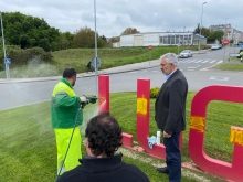 El área municipal de Medio Ambiente limpia las letras de bienvenida a Lugo, que sufrieron un acto vandálico