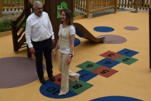 Lara Méndez pon a disposición das familias lucenses o parque infantil de Río Mandeo, totalmente renovado