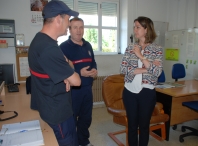 La Alcaldesa durante su visita a los bomberos