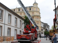 Os bombeiros realizan un simulacro de rescate no tellado da Casa do Concello co novo camión escaleira de 42 metros