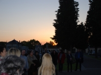 Unha visita nocturna polo Cemiterio Municipal permite observar a posta do sol dende unha perspectiva diferente
