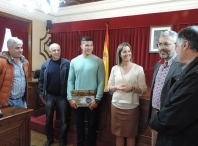 Lara Méndez y Miguel Fernández reciben en el  Ayuntamiento al padexeiro Isaac Toro, que acaba de vencer en el preolímpico y ganar la Copa del Mundo