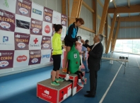 Miguel Fernández entrega os trofeos aos gañadores do Corre con Nós nas categorías de adultos