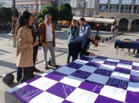 La subcampeona de Europa de ajedrez juega una partida simultánea en la Plaza Mayor a favor de la igualdad