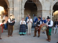 A Praza Maior acolle unha exhibición de fiandeiras, cantareiras e gaiteiros polo San Froilán