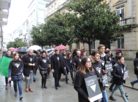 Centos de lucenses percorren un camiño de pegadas negras pola cidade contra a violencia machista