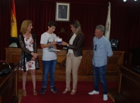 La Alcaldesa recibe al cantante lucense Edgar Bao, semifinalista en el programa La Voz Kids