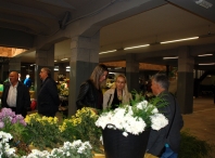 Lara Méndez e Rosana Rielo visitan a Praza de Abastos, que acolle estes días o mercado das flores, tras rematar obras de acondicionamento duns 28.000 euros