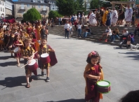 Máis de 3.000 participantes no desfile dos colexios marcan o arranque da última xornada do Arde Lvcvs