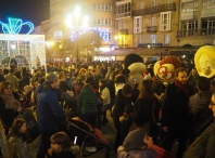 Centos de nenos e nenas participan na visita dos Bolechas á cidade para repartir o seu conto sobre o barrio multiecolóxico de Lugo