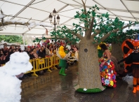 Docenas de personas disfrutan del desfile de disfraces de adultos, en el que el Ayuntamiento repartió premios por 6.650€