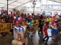 Docenas de personas disfrutan del desfile de disfraces de adultos, en el que el Ayuntamiento repartió premios por 6.650€