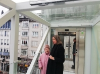 Unha das veciñas máis lonxevas do Sagrado Corazón inaugura o novo ascensor convidada por Lara Méndez