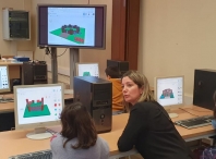 Lara Méndez asiste al curso de robótica del CEIP Menéndez Pelayo, invitada por la ANPA