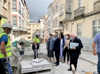 José Tomé e Lara Méndez visitan as obras de mellora das rúas da Aguia e Vila de Sarria, froito da colaboración de Deputación e Concello