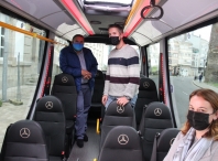 Rubén Arroxo presenta o novo bus que se incorporará ao servizo de transporte urbano