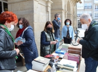 Cientos de personas recibieron un libro del Fondo Bibliográfico Municipal por el día das Letras Galegas