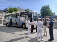 Lara Méndez visita o autobús da Armada